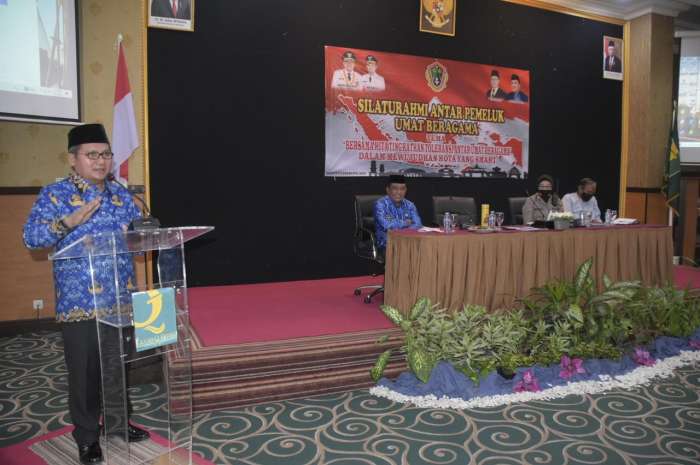Walikota Gorontalo saat membuka agenda Silahturahmi antar pemeluk umat beragama di Grand Q Hotel (Senin, 18 Juli 2022)